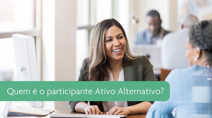 Imagem clicável, mostra uma mulher sorrindo, de cabelos longos, vestindo blusa e blazer, sentada a uma mesa e usando um computador. À frente dela, de costas para quem vê a imagem, está uma pessoa, que parece ser atendida pela mulher. Ao fundo, janelas e outras pessoas sentadas em mesas, usando computadores, no que parece ser um escritório. À frente da imagem, há uma tarja, onde se lê "Quem é o participante Ativo Alteernativo?".