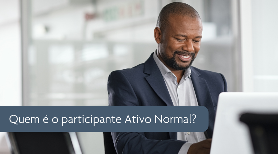 Imagem clicável, mostra um homem negro vestindo terno sem gravata, sentado atrás de um computador, sorrindo. O cenário é um escritório. À frente, há um tarja, onde se lê: "Quem é o participante Ativo Normal?".
